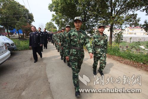 民警和村义务巡防队开展联合巡逻.JPG
