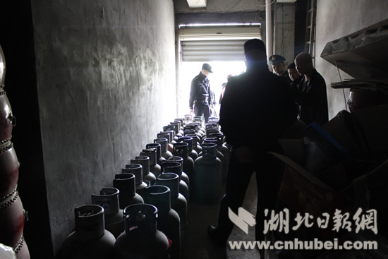 非法储存的50个液化气罐.JPG