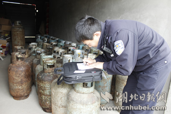 民警在现场登记.JPG
