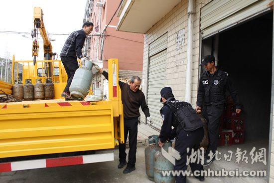 液化气罐被转移到安全场所.JPG
