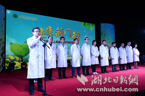 专家现场庄严宣誓.JPG