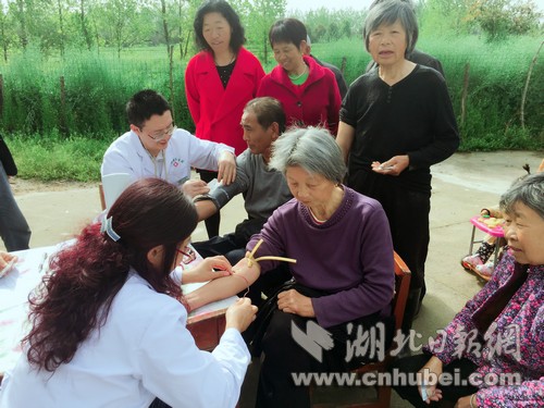随州新街镇卫生院进村入户做好老年人健康管理图片.jpg