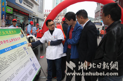 市疾控中心职业卫生与中毒防治所所长杨东岳为市民答疑解惑.png