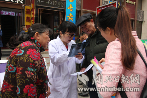 市疾控中心职业卫生与中毒防治所工作人员为市民义诊.png