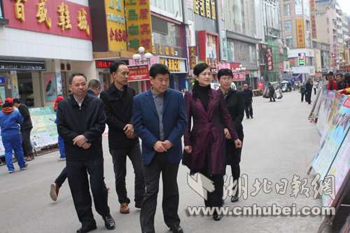 市人大副秘书长唐承凤（女）一行观展.png