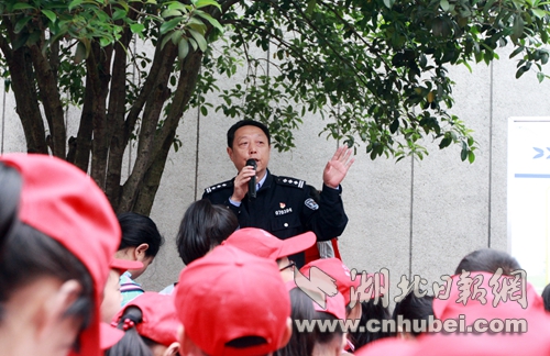 拘留所所长袁斌给学生们上法制课.JPG