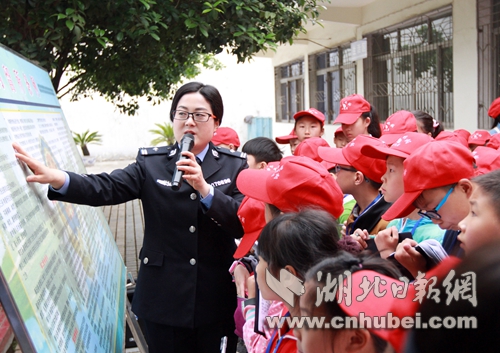 拘留所民警给学生们作讲解.JPG