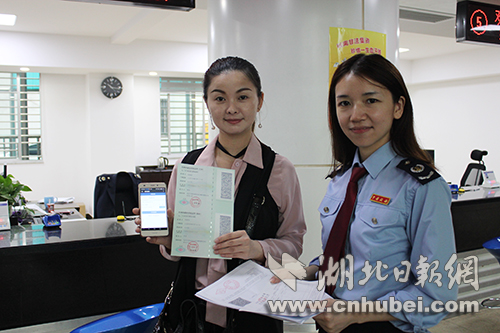 侯女士成为荆州市首个微信缴纳车购税的车主.JPG