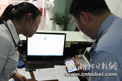 荆州国税干部辅导汽车经销商打印带有二维码的申报表.JPG
