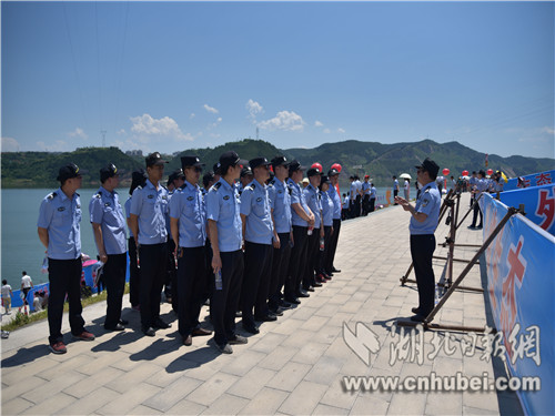 2图为保障活动顺利进行，民警被划分为多个小组，其中一个小组正在再次重申注意事项 通讯员 张君 摄.jpg