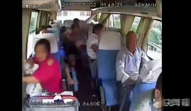 轿车追尾客车十几人受伤司机做这事儿毫发无损