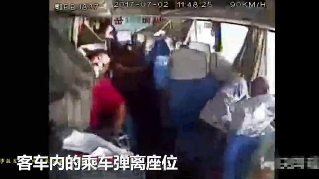 轿车追尾客车十几人受伤司机做这事儿毫发无损