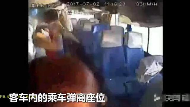 轿车追尾客车十几人受伤司机做这事儿毫发无损