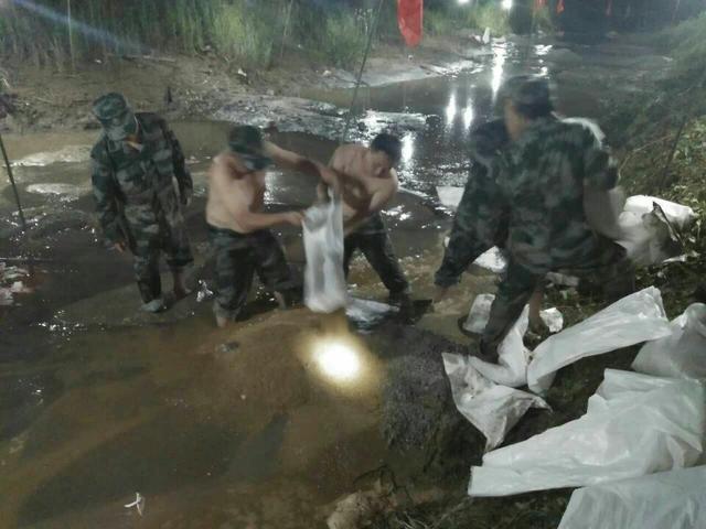 洪湖“戴家军”和沙口抢险队连夜堵管涌