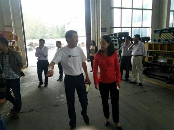 熊瑛视察二