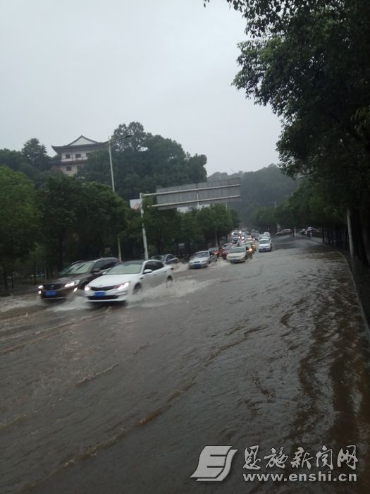 短时间降雨量大导致路面积水。