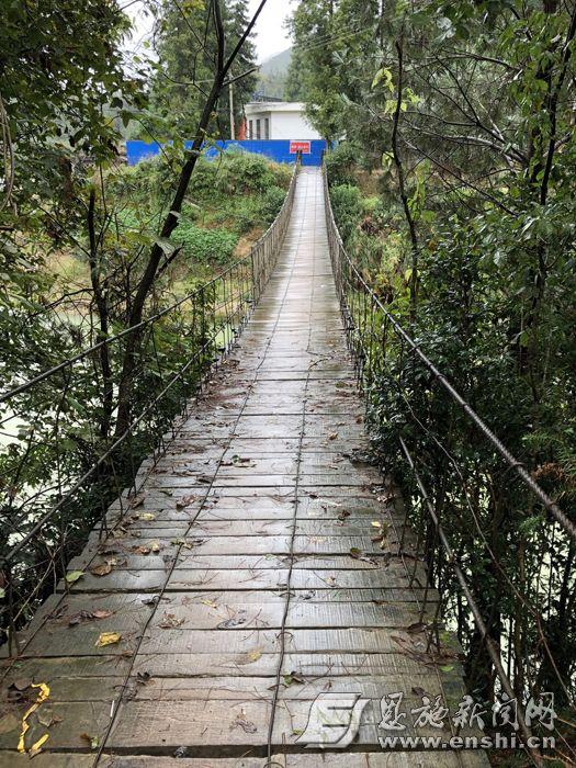 连接学校与外面的唯一陆路通道——木桥。