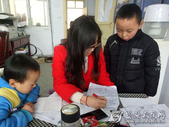 课余,方琼给学生辅导功课。