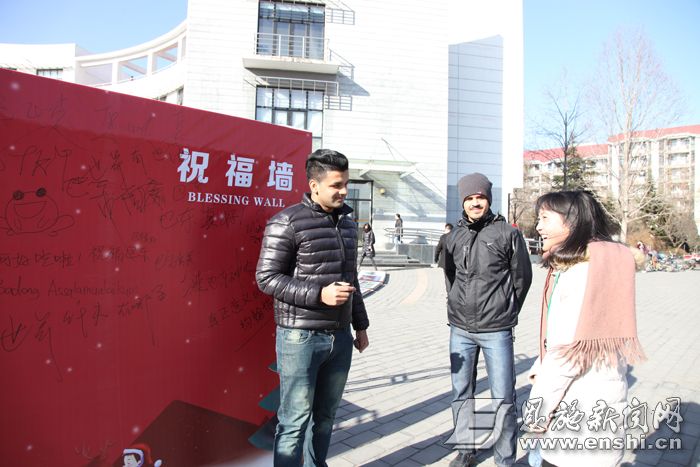 崔春霞(右一)向外国友人推介巴东。通讯员邓婕 摄