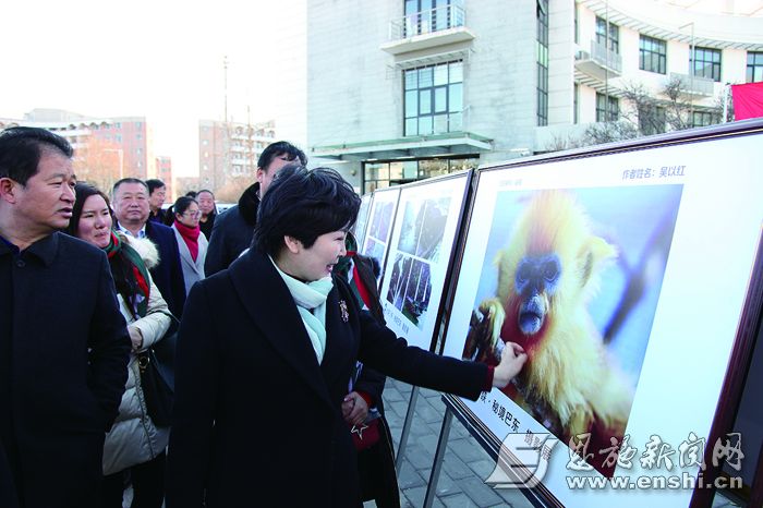 “秘境巴东”图片展进清华园。通讯员邓婕 摄