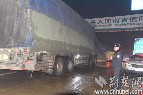 图为教导员邓耀华护送车队过关 (1).JPG