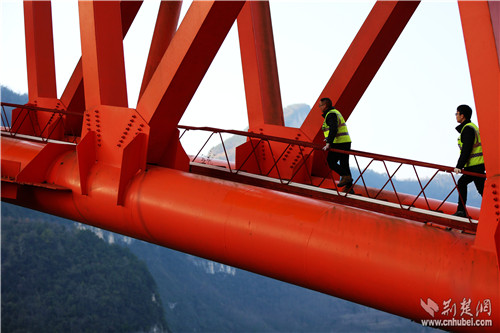 桥梁养护人员徒步检查桥梁整体情况。祝巍摄.jpg 桥梁养护人员徒步检查桥梁整体情况。祝巍摄.jpg