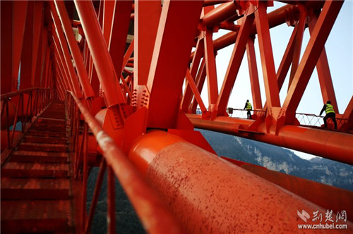 桥梁养护人员徒步巡检支井河特大桥主体结构。祝巍摄.jpg 桥梁养护人员徒步巡检支井河特大桥主体结构。祝巍摄.jpg