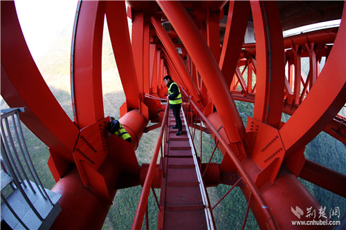 桥梁养护人员正在对连接部位进行检查。祝巍摄.jpg 桥梁养护人员正在对连接部位进行检查。祝巍摄.jpg