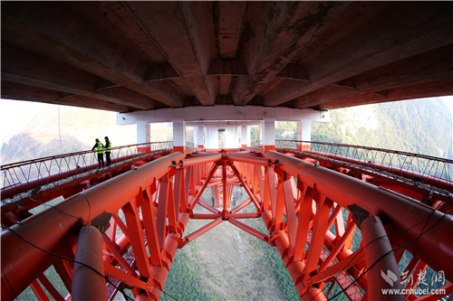桥梁养护人员正在对主拱圈进行检查。祝巍摄.jpg 桥梁养护人员正在对主拱圈进行检查。祝巍摄.jpg