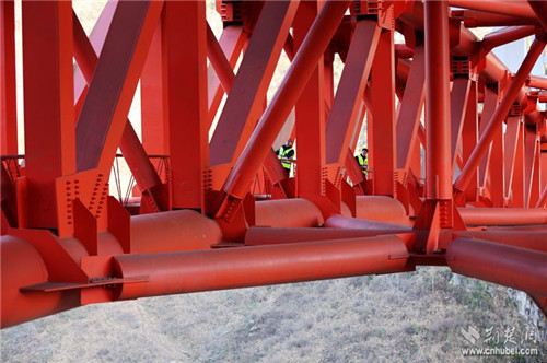 桥梁养护人员正在逐一检查螺栓的缺失情况。祝巍摄.jpg 桥梁养护人员正在逐一检查螺栓的缺失情况。祝巍摄.jpg