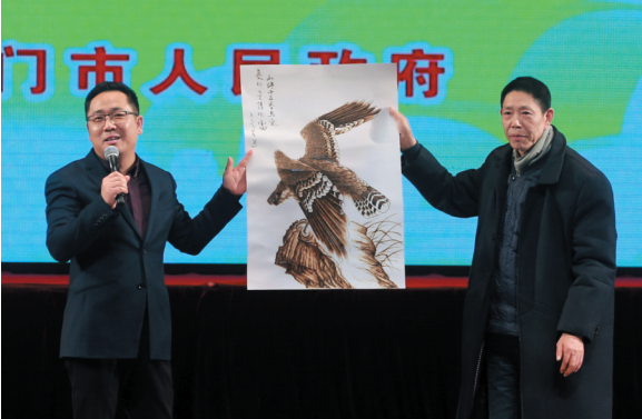 邓忠宪大师展示纸上烙画绝活——作品《大鹏展翅》