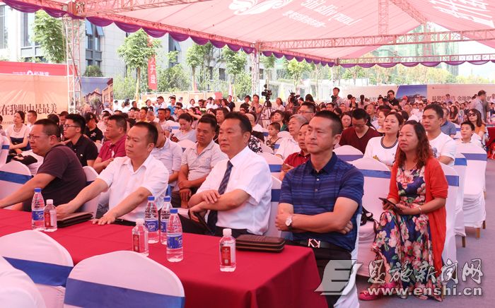 悦融湾开盘现场座无虚席。
