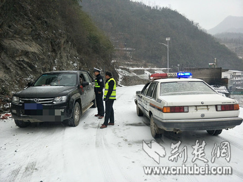 六郎民警雪天执勤照片_荆楚.jpg
