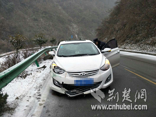 六郎民警处置车辆被撞警情_荆楚.jpg