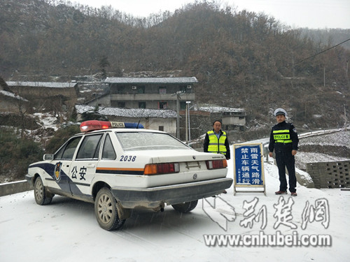 六郎民警雪天执勤照片2_荆楚.jpg