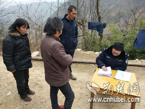 店子民警上门为智障女办证_荆楚.jpg
