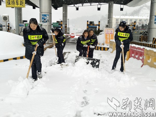 图四：汉十张湾所除雪抗冰突击队全力以赴迎战风雪。闫丽 摄.jpg