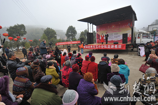 图9 慰问演出现场 - 万能看图王_副本.jpg