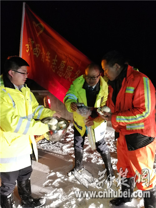 C:\Documents and Settings\Administrator\桌面\志愿服务人员为受困司乘及除雪养护人员送去食物.jpg