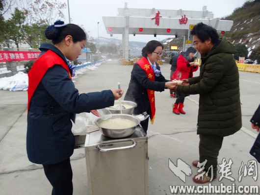 图为：汉十高速青年志愿者给受困司乘送上热腾腾的面条。刘画 摄.jpg