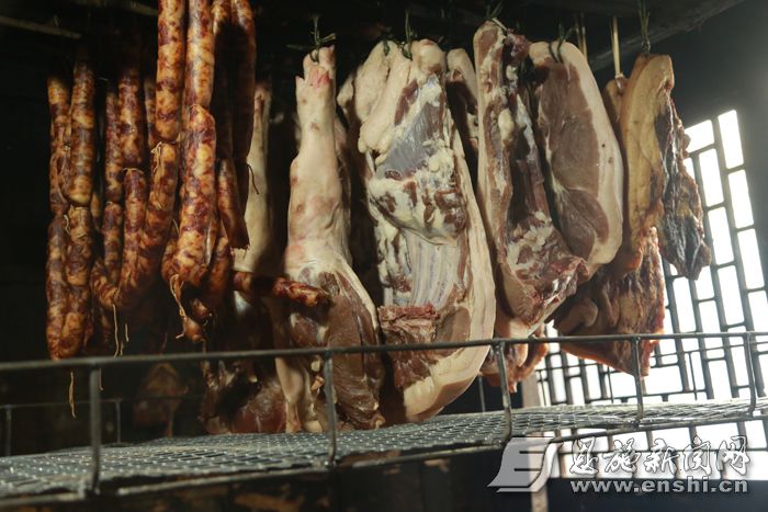 安装“炕腊肉神器”后，熏制腊肉安全了很多。