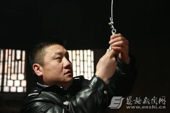 民警在调试安装“炕腊肉神器”