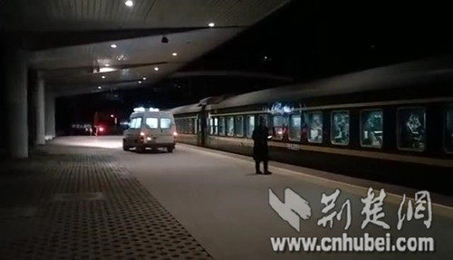 救护车紧急始离巴东站站台。  刘珂珺摄.jpg