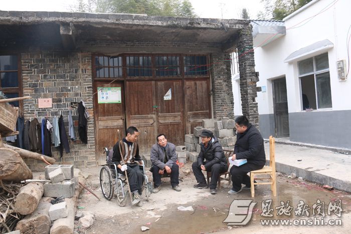 吴健为尤志明父子送去新买的电器,祝愿他们新年快乐。