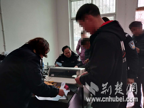 户藉窗口进警务室_荆楚.jpg