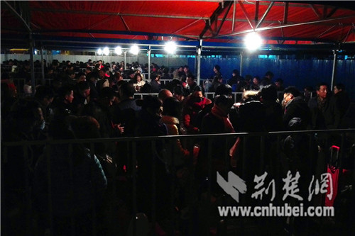 1－图一：旅客在临时候车棚等候列车。胡 薇 摄.jpg