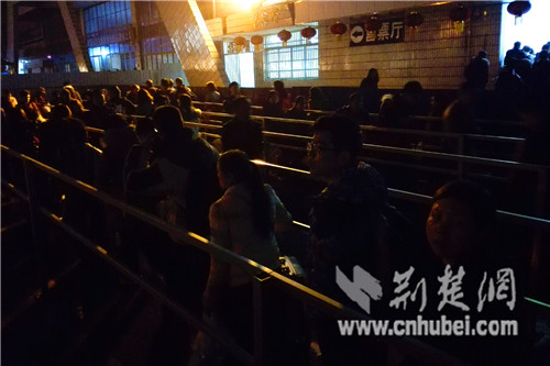 2－图二：准备进站的旅客。胡 薇 摄.jpg