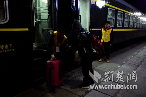 3－图三：列车员帮助旅客搬拿行李。胡 薇 摄.jpg