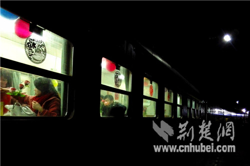 5－图五：坐在餐车休息的旅客。胡 薇 摄.jpg