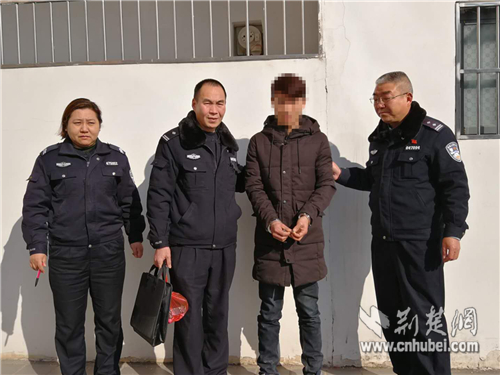 2月22日上午，湖北省十堰市公安局郧阳区分局青曲派出所民警抓获一名网上在逃犯罪嫌疑人_副本.jpg